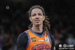 bob半岛体育官网-外线差距大！首节上海轰进6记三分 青岛三分5中0