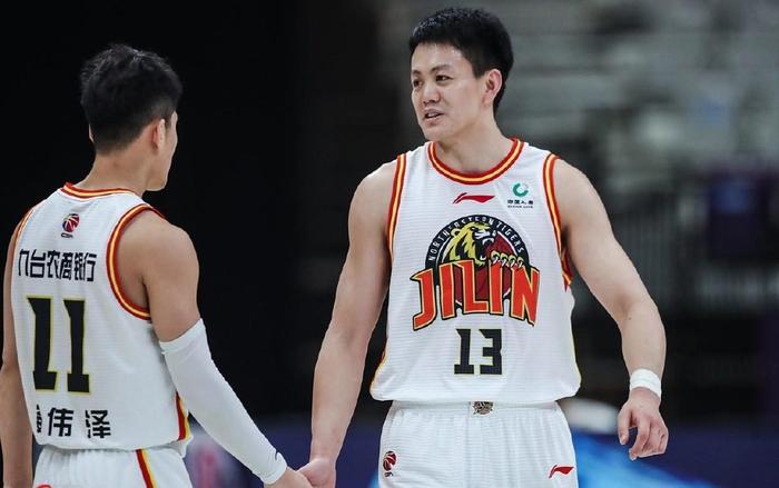 CBA名帅儿子合同到期!场均2.9分,不投奔老爹,比李春江父子强