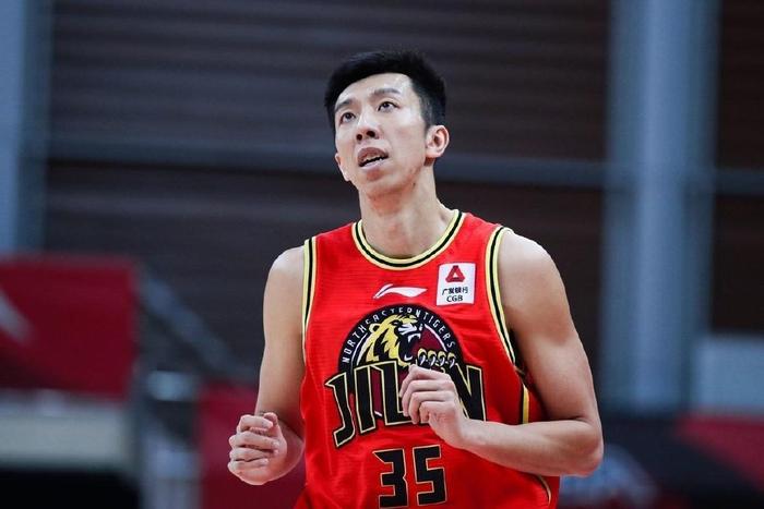 CBA名帅儿子合同到期!场均2.9分,不投奔老爹,比李春江父子强