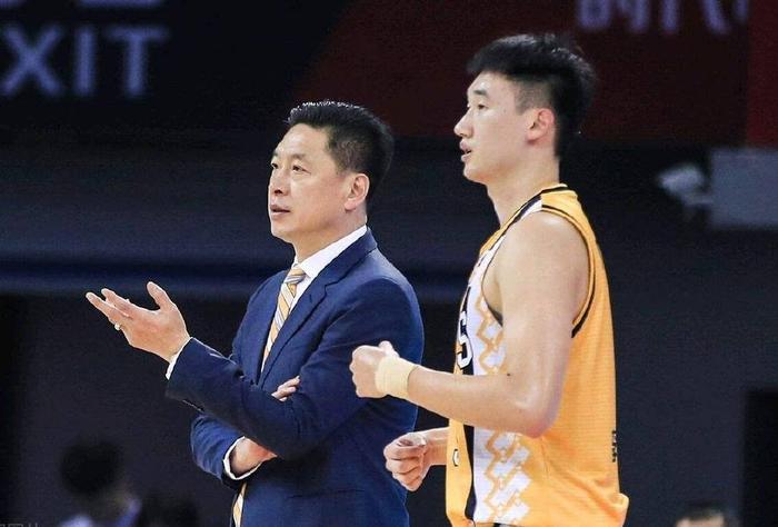 CBA名帅儿子合同到期!场均2.9分,不投奔老爹,比李春江父子强