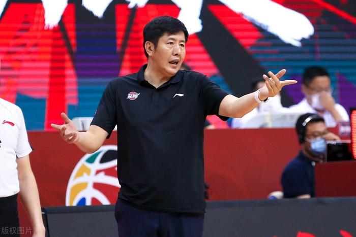 CBA名帅儿子合同到期!场均2.9分,不投奔老爹,比李春江父子强