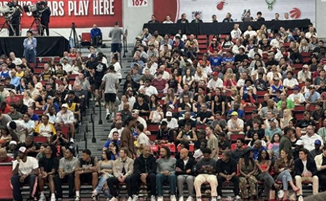 bob半岛体育官网-狄龙今日到现场观战火箭夏联比赛 坐在斯通与乌度卡中间