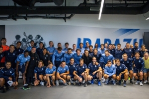 皇社社媒:祖比门迪今早前往皇社训练基地,与队友们合影道别