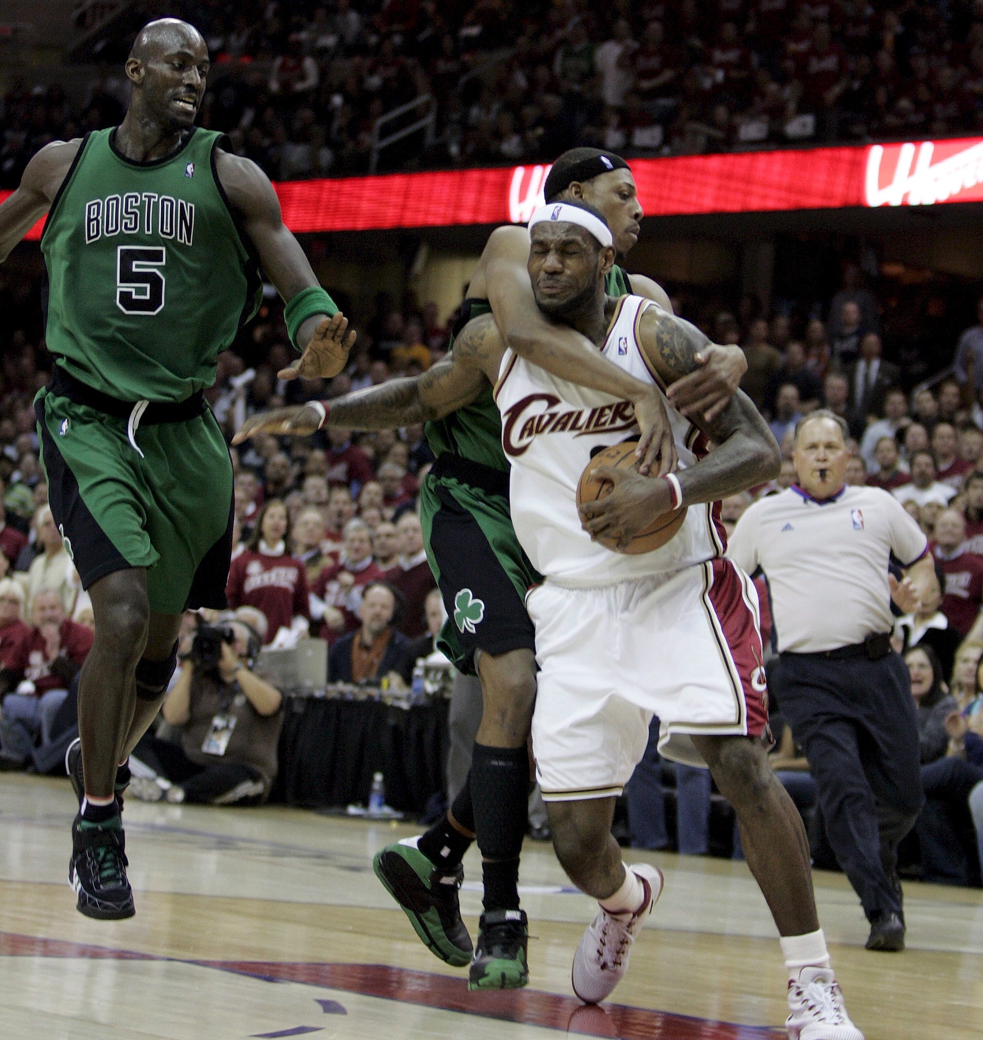 bob半岛体育-皮尔斯:詹姆斯有着大前锋身材&后卫打法 他身材和大本一样