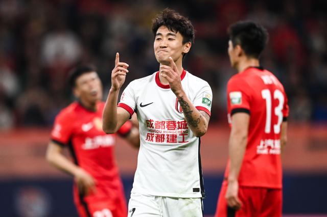 bob半岛体育官方网站-以硬碰硬掀翻海港！成都蓉城上海滩扬威直追申花