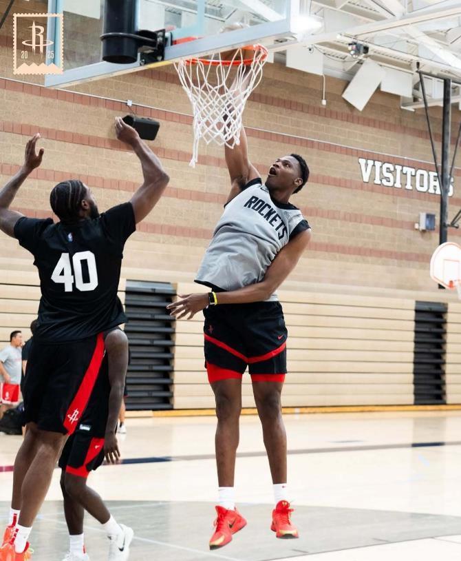 bob半岛体育平台-8人加盟球队！火箭队休赛期补强联盟第1？斯通为航天城送出大礼