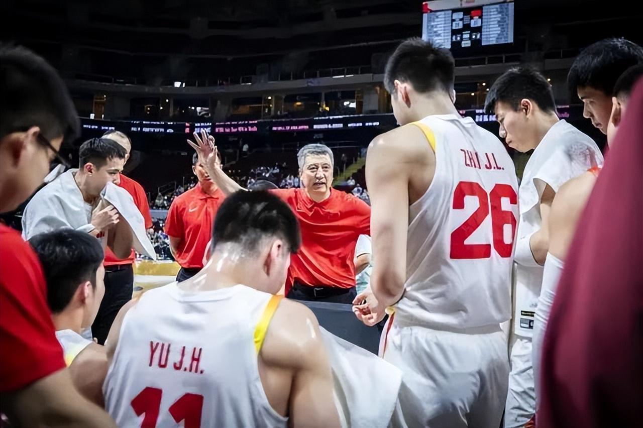 男篮1人被赞：很像黑人球员，弹速快，身体壮，会卡位，拼抢积极