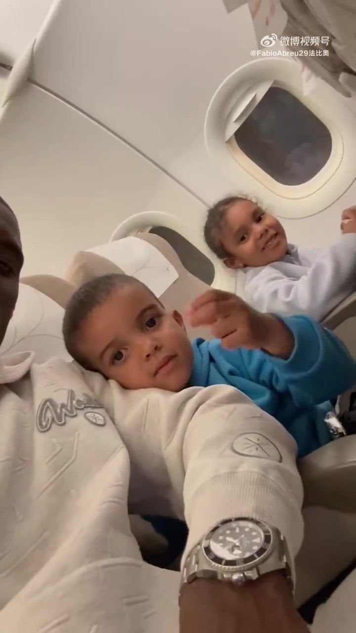 国安外援法比奥今日更新社媒，晒出上周一家人游玩迪士尼乐园视频